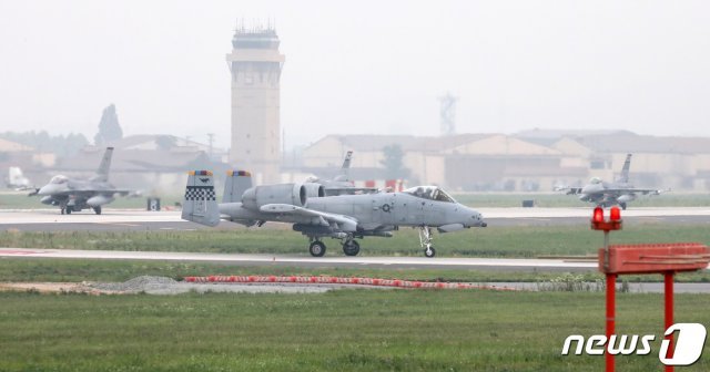 18일 오전 경기도 평택시 오산공군기지에서 미군 A-10 전투기와 F-16 전투기가 이륙을 준비하고 있다. 2020.6.18/뉴스1 © News1