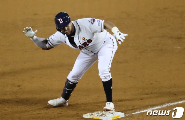 26일 서울 잠실야구장에서 열린 2020 KBO리그 KIA 타이거즈와 두산 베어스의 경기 5회말 1사 상황 두산 페르난데스가 안타를 날린 뒤 세레모니를 하고 있다. 2020.8.26/뉴스1 © News1