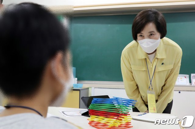 유은혜 부총리가 27일 서울시 구로구 오정초에서 코로나19 확산으로 인한 수도권 전면 원격수업 전환에 따른 초등돌봄 운영 현장을 점검하며 학생과 대화를 하고 있다. (교육부 제공)/뉴스1 © News1