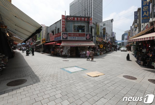 19일 손님이 없어 한산한 서울 중구 남대문시장 거리. © News1