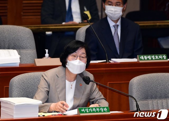 이정옥 여성가족부 장관이 25일 서울 여의도 국회에서 열린 예산결산특별위원회 전체회의에서 의원들의 질의에 답변하고 있다. 2020.8.25 © News1