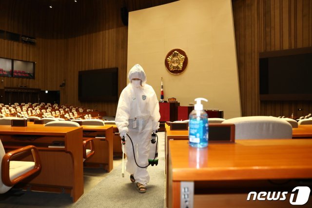 27일 서울 여의도 국회의사당에서 방역업체 직원이 방역 작업을 하고 있다. 국회는 전날 더불어민주당 회의를 취재한 기자가 신종 코로나바이러스 감염증(코로나19) 양성 판정을 받으면서 이날 폐쇄됐다.(국회 제공)2020.8.27/뉴스1