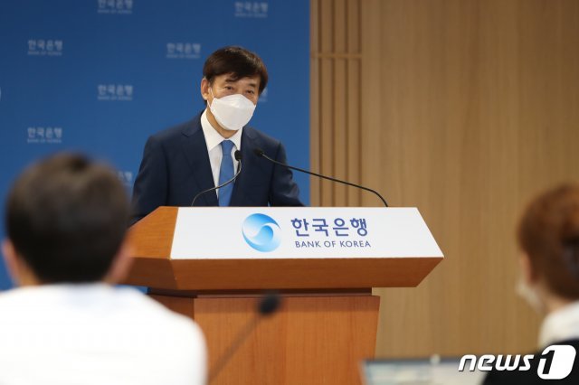 이주열 한국은행 총재가 27일 서울 중구 한국은행에서 열린 통화정책방향 기자간담회에서 발언하고 있다. (한국은행 제공) 2020.8.27/뉴스1