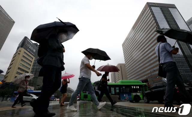 27일 오전 서울 세종대로 광화문광장 인근에서 우산을 쓴 시민들이 출근길 발걸음을 재촉하고 있다. 2020.8.27/뉴스1 © News1