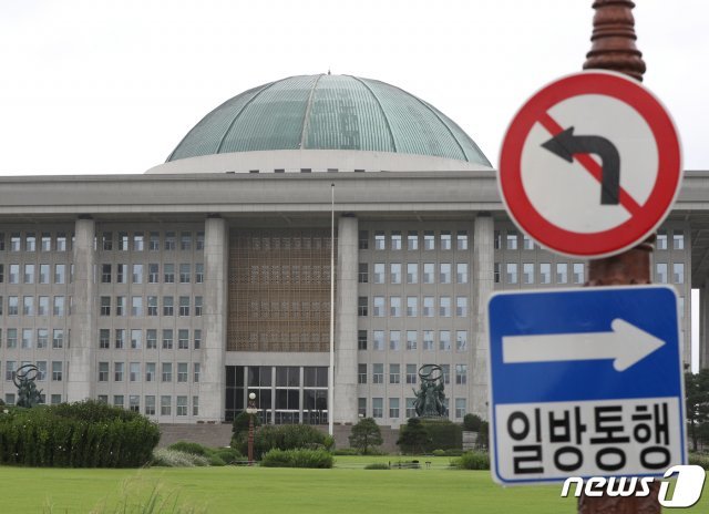 더불어민주당 회의를 취재한 기자가 전날 신종 코로나바이러스 감염증(코로나19) 양성 판정을 받으면서 국회가 27일 하루 동안 폐쇄된다. 이에 따라 더불어민주당과 미래통합당의 주요 회의는 취소됐고 결산국회 관련 상임위원회 회의도 전면 연기됐다. 사진은 27일 오후 서울 여의도 국회의 모습. 2020.8.27/뉴스1 © News1