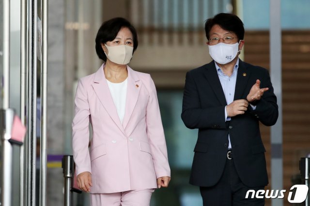 법무부가 차장·부장검사 등 검찰 중간 간부 인사를 발표할 것으로 알려진 27일 오후 추미애 법무부 장관(왼쪽)과 고기영 차관이 경기도 과천 법무부 청사를 나서고 있다… 2020.8.27/뉴스1 © News1