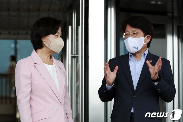 추미애 법무부 장관(왼쪽)과 고기영 차관. 2020.8.27/뉴스1 © News1