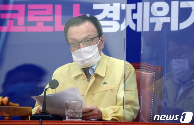 이해찬 더불어민주당 대표가 26일 오전 서울 여의도 국회에서 열린 더불어민주당 최고위원회의에서 발언하고 있다. 2020.8.26/뉴스1 © News1