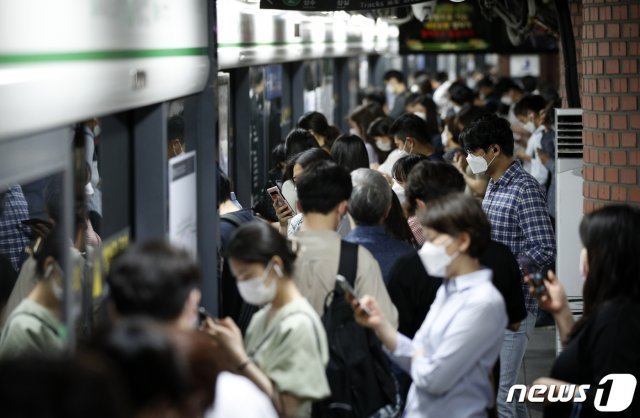 서울 중구 지하철 2호선 시청역에서 마스크 쓴 시민들이 지하철을 기다리고 있다. 뉴스1