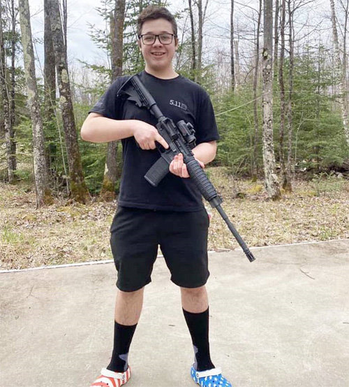 소총 든 17세 청소년 25일 미국 위스콘신주 커노샤의 인종차별 항의 시위대에 총격을 가해 2명을 숨지게 한 범인이 17세 백인 청소년 카일 리튼하우스로 확인됐다. 페이스북 캡처