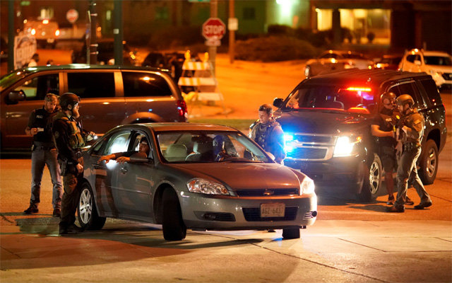 위스콘신주 커노샤 검문 강화 26일 미국 위스콘신주 커노샤에서 무장 경찰이 인종차별 항의 시위 현장 주변을 지나는 차량을 세워 검문하고 있다. 사흘 전 세 아들이 보는 앞에서 백인 경찰에게 총격을 당한 비무장 흑인 남성 제이컵 블레이크 사건의 여파로 미 전역에서 인종차별 반대 시위가 격화하고 있다. 커노샤=AP 뉴시스