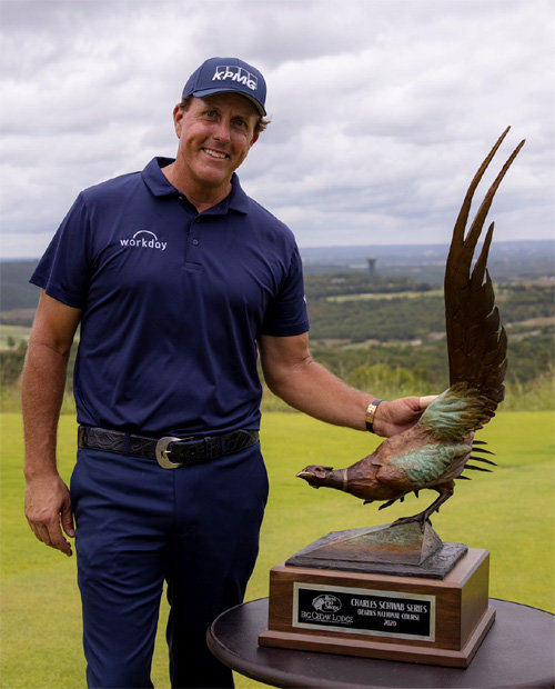 필 미컬슨이 27일 챔피언스투어 찰스 슈와브 시리즈 앳오자크스 내셔널 대회 우승 트로피를 만지며 환하게 웃고 있다. 미컬슨은 역대 20번째로 챔피언스투어 데뷔전 우승자가 됐다. 사진 출처 필 미컬슨 트위터