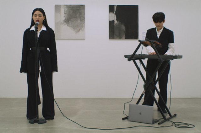 일렉트로닉 듀오 ‘로파이베이비’의 뮤직비디오. 멤버 세이(왼쪽)와 조는 “크고 웅장한 미술관을 상상하며 소리의 공간감을 만들었다”고 했다. 로파이베이비 제공
