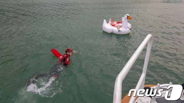 물놀이 중 표류 여성 구조.(여수해경 제공)