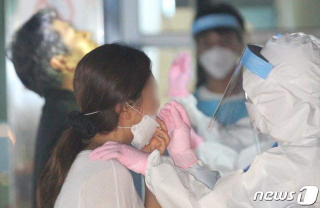 제주도는 제주지역의 한 게스트하우스의 사장과 직원이 잇따라 코로나19 확진판정을 받았다고 28일 밝혔다. 제주도가 직원 2명이 잇따라 확진 판정을 받은 제주국제자유도시개발센터(JDC) 본사 엘리트빌딩 정문에 선별진료소를 설치, JDC 전 직원을 대상으로 검체를 채취하고 있다. 2020.8.25 /뉴스1 © News1