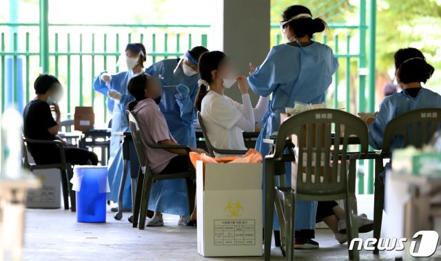 지난 23일 인천시 서구 불로중학교 학생 1명이 확진돼 학생과 교직원이 코로나 검사를 받고 있다…2020.8.24/뉴스1 © News1