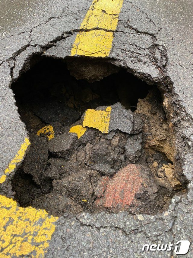 싱크홀 현장.(부산경찰청 제공)