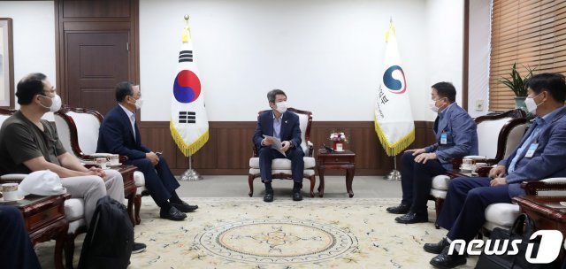 이인영 통일부 장관이 28일 오전 서울 종로구 정부서울청사에서 금강산 기업인들과 면담을 하고 있다. 2020.8.28 © News1