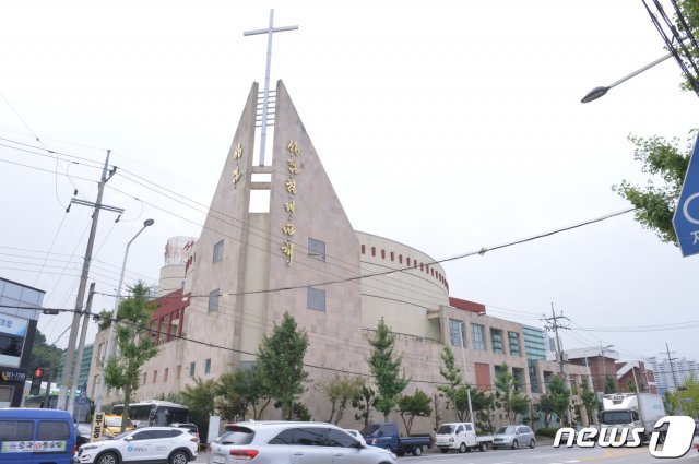 신종 코로나바이러스 감염증(코로나19) 집단감염이 발생한 광주 북구 각화동 성림침례교회가 27일 폐쇄돼 있다. 2020.8.27/뉴스1 © News1