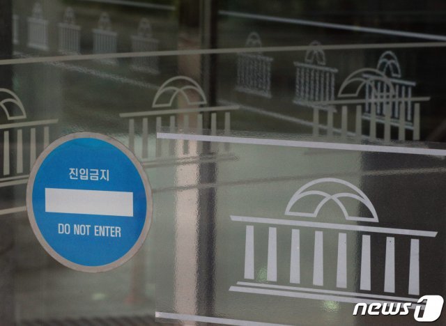 더불어민주당 출입 기자의 신종 코로나바이러스 감염증(코로나19) 확진으로 일시 폐쇄한 국회가 오는 29일까지 폐쇄 조치를 연장한다. 국회는 오는 31일부터 추가 확진자가 없을 경우에 한해 상임위원회 회의 등 업무를 정상화할 방침이다. 사진은 28일 오전 서울 여의도 국회 의원회관의 문 닫힌 모습. 2020.8.28/뉴스1 © News1