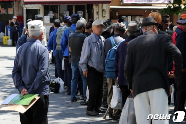 서울 종로구 탑골공원 인근에서 어르신들이 무료급식을 받기 위해 길게 줄 서 있다. 2020.5.8/뉴스1 © News1