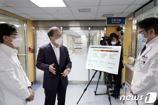 문재인 대통령이 지난 1월28일 오전 신종 코로나바이러스 감염증 대응 의료기관인 서울 중구 국립중앙의료원 음압 격리병동을 방문해 현장 대응체계를 점검하고 있다. (청와대 제공) /뉴스1