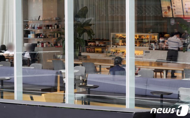 방역당국이 국내 신종 코로나바이러스 감염증(코로나19) 확산 상황과 관련해 수도권에 대해 사회적 거리두기 2단계를 일주일 더 연장하며 사실상 거리 두기 2.5단계 수준의 조치에 들어간다.
사진은 28일 서울 시내 사무공간 밀집지역의 한 커피숍.2020.8.28/뉴스1