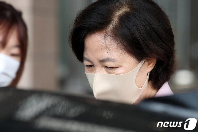 법무부가 차장·부장검사 등 검찰 중간 간부 인사를 발표할 것으로 알려진 27일 추미애 법무부 장관이 오후 경기도 과천 법무부 청사를 나서고 있다. 법무부는 앞서 24일 열린 검찰인사위원회 심의 결과를 통해 검찰 직제 개편으로 인한 업무 조정 상황을 감안하면서 형사·공판부 출신 검사와 여성, 공인전문 검사를 우대하는 기조를 이어가기로 한 것으로 알려졌다. 2020.8.27/뉴스1 ⓒ News1