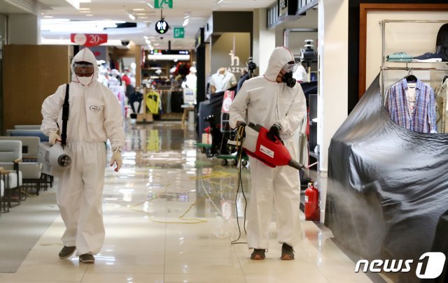 백화점 관계자들이 매장을 방역하고 있다.  /뉴스1 © News1