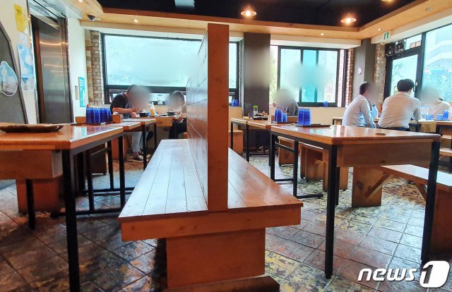 28일 서울 시내 사무공간 밀집지역의 한 음식점이 점심시간대를 맞았음에도 불구하고 한산한 모습을 보이고 있다. © News1