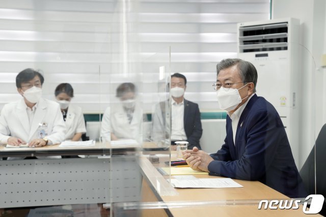 문재인 대통령이 28일 서울시 중구 국립중앙의료원 코로나19 수도권 병상공동대응 상황실을 방문, 중증환자 병상 확보 현황 보고를 받고 있다. 2020.8.29/뉴스1 © News1