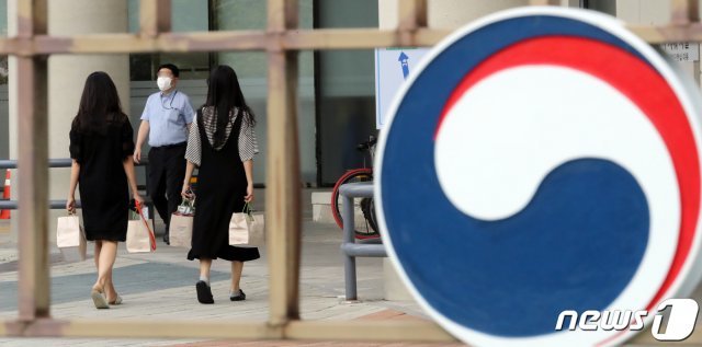 정부부처 공무원들이 27일 세종시 어진동 정부세종청사 출입구에서 배달음식을 가져가고 있다.  /뉴스1 © News1