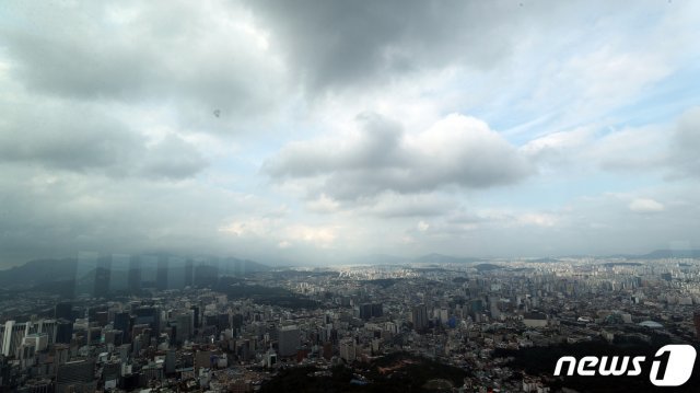 제8호 태풍 ‘바비’(Bavi)가 물러간 27일 서울 남산타워에서 짙은 구름사이로 파란하늘이 모습을 드러내고 있다. 2020.8.27/뉴스1 © News1