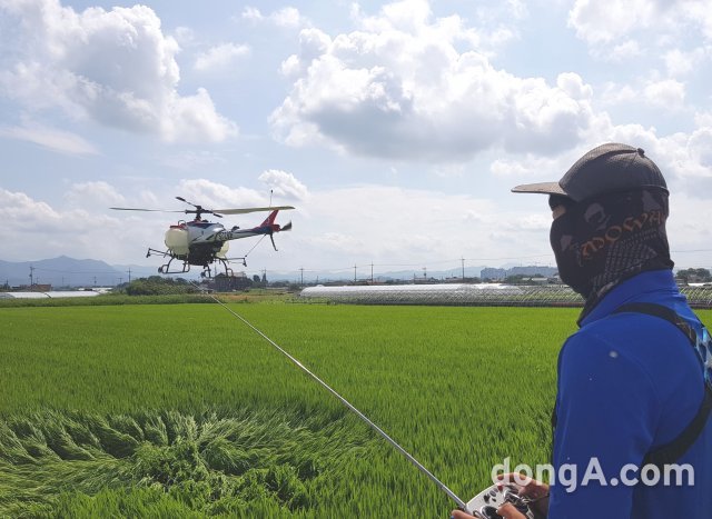 28일 전북 완주 삼례읍의 한 농지에서 꼼꼼방제사업단(대표농협 황등농협)이 병해충 방제작업을 진행하고 있다. 농협 제공