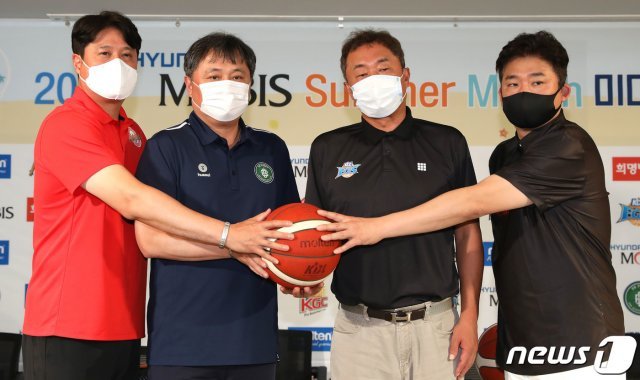 문경은 서울 SK 감독, 이상범 원주 DB 감독, 전창진 전주 KCC 감독, 김승기 안양 KGC 감독이 18일 오전 서울 강남구 논현동 KBL센터에서 열린 ‘2020 현대모비스 Summer Match(썸머매치)’ 미디어데이에서 포토타임을 갖고 있다. /뉴스1 © News1