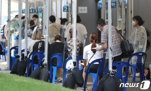 정부가 수도권의 사회적 거리두기 2단계를 일주일 더 연장한 28일 서울 영등포구청에 마련된 신종 코로나바이러스 감염증(코로나19) 선별진료소가 검사를 받으려는 시민들로 붐비고 있다. 2020.8.28/뉴스1 © News1