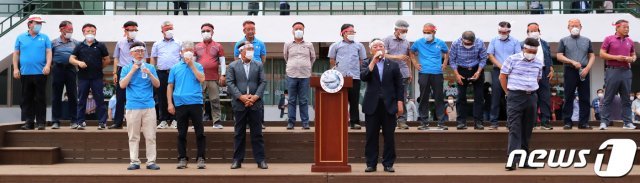 31일 경북 의성군민들이 의성종합운동장에서 열린 대구경북 통합신공항시설배치(안)규탄 결의대회에서 구호를 외치고 있다. 의성군민들은 “부지선정과 관련 공동 유치지역인 군위군에 시설이 집중 배치된 것은 의성군을 무시한 것“이라며 국방부를 규탄했다. (의성군제공)2020.7.31/뉴스1 © News1