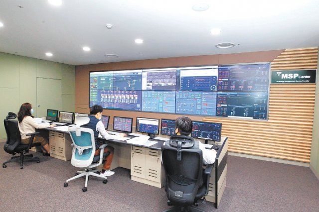 동서발전 에너지신사업 통합운영센터에서근무하고 있는 직원들 모습. 동서발전 제공