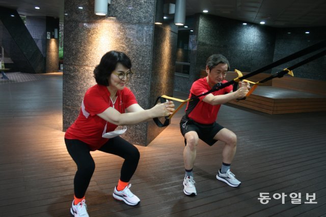 김설향 교수(왼쪽)와 백명기 원장은 매일 2시간씩 함께 운동하며 건강한 노년을 만들어가고 있다.