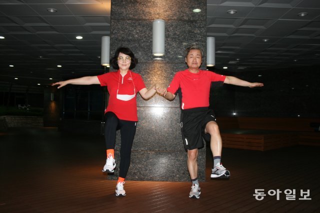 김설향 교수(왼쪽)와 백명기 원장이 근력저축운동의 한 동작을 함께 하고 있다. 두 부부는 매일 2시간씩 함께 운동하며 건강한 노년을 만들어가고 있다.