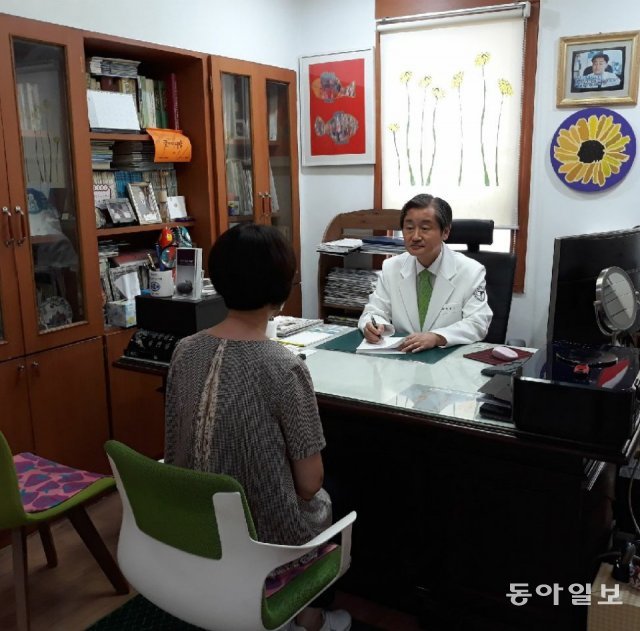 백명기 원장(오른쪽)이 환자와 상담하고 있다. 신경정신과전문의로 탈모치료 전문가가 된 그는 “머리는 젊음의 상징이고 자존심이다”고 강조했다.
