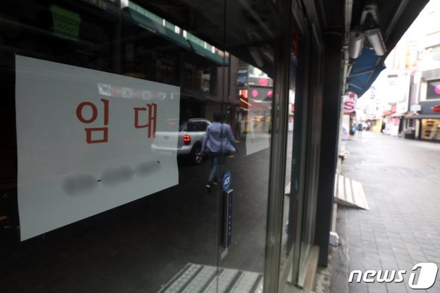 신종 코로나바이러스 감염증(코로나19)이 확산되고 있는 27일 오후 서울 명동 한 매장에 ‘임대문의’ 안내문이 걸려 있다.(자료사진) 2020.8.27 © News1