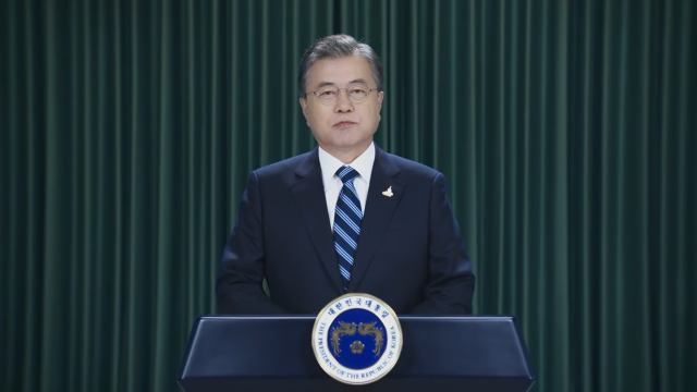 문재인 대통령이 29일 오후 서울 여의도 더불어민주당 당사에서 열린 ‘제4차 전국대의원대회’에서 영상으로 인사말을 전하고 있다. 사진=민주당 유튜브 채널 ‘씀’ 갈무리