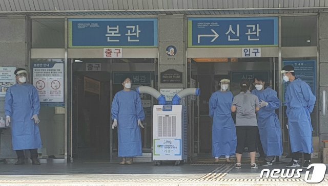 순천향대 천안병원 의료진들이 환자의 발열체크를 하고 있다.© 뉴스1
