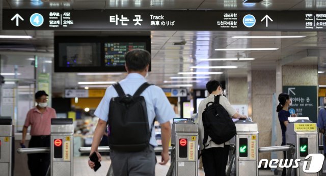 지난 25일 지하철 서울역에서 시민들이 교통카드를 이용해 개찰구를 통과하고 있다./뉴스1 © News1