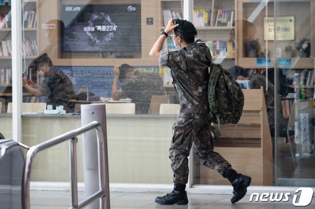 18일 서울역에서 군 장병들이 열차를 기다리고 있다. 2020.8.18/뉴스1 © News1