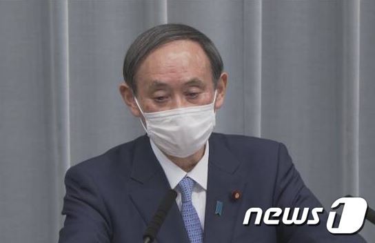 일본 정부 대변인 스가 요시히데 관방장관이 13일 마스크를 착용한 채 정례브리핑을 하고 있다. (NHK 캡처) © 뉴스1