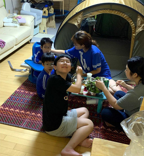 29일 오후 서울 강서구에 거주하는 김기훈 씨가 가족과 함께 집 거실에서 텐트를 설치하고 고기를 구워먹으며 캠핑 분위기를 내고 있다. 인스타그램 캡처