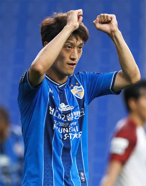 프로축구 울산의 이청용이 30일 울산 문수축구경기장에서 열린 FC서울과의 18라운드 안방경기에서 전반 18분 선제골을 터뜨린 뒤 기뻐하고 있다. 선발로 출전한 이청용은 후반 43분 교체됐다. 3-0으로 이긴 선두 울산은 서울을 상대로 9경기 연속 무패(7승 2무) 행진을 이어갔다. 프로축구연맹 제공