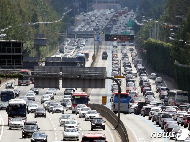 지난 해 추석 연휴 마지막 날인 9월15일 오후 서울 서초구 경부고속도로 잠원I 나들목 부근.  2019.9.15 © News1